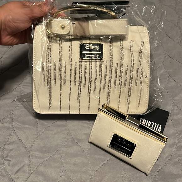 Poisoned Apple Crossbody – Snow White Purse & Coin Wallet - Picture 15 of 16